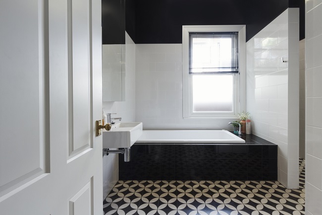 Klassiek zwart-witte badkamer