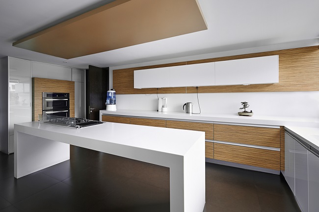 De combinatie van wit en hout in de keuken