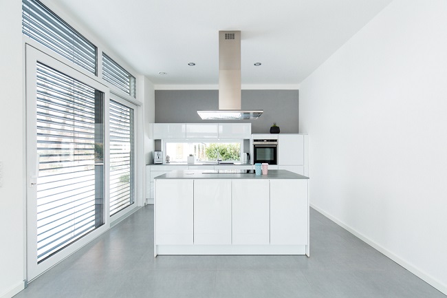 Witte moderne keuken met grijze vloertegels