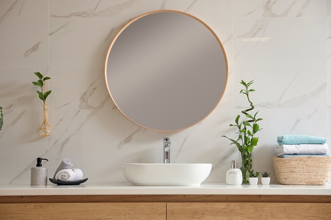 De ronde spiegel in de badkamer