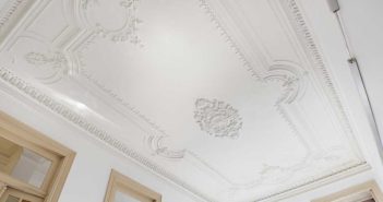 Een authentiek gevoel met het plafond in de oude stijl