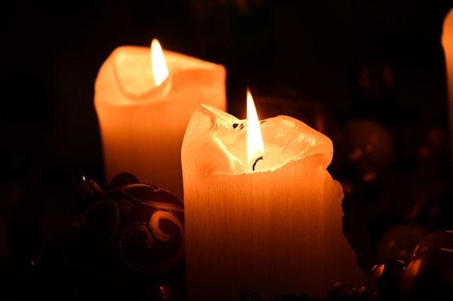 Kaarsen brengen licht in huis in de herfst