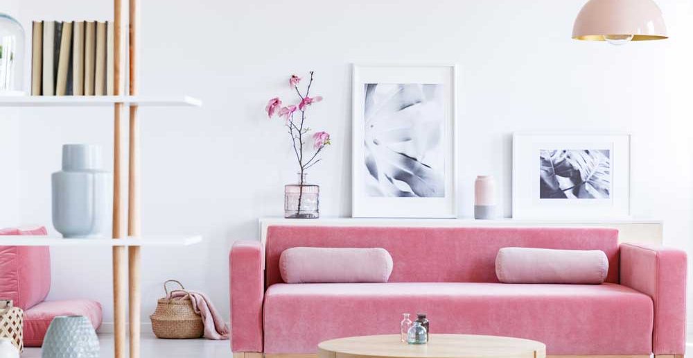 De roze bank in huis: die steekt goed af tegen een lichte muur!