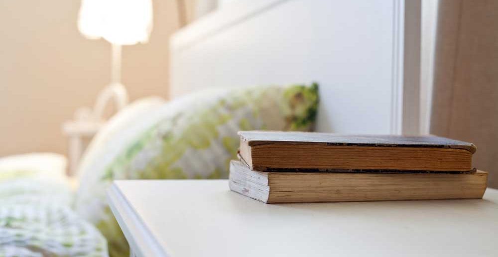 Een stapel boeken mag niet ontbreken op jouw nachtkastje
