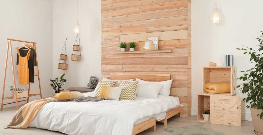 Sfeervol: een houten board achter het bed