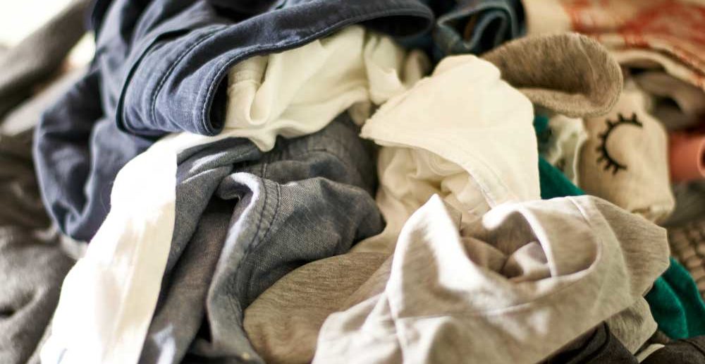 Rondslingerende kleding een plek geven in huis: tips en tricks