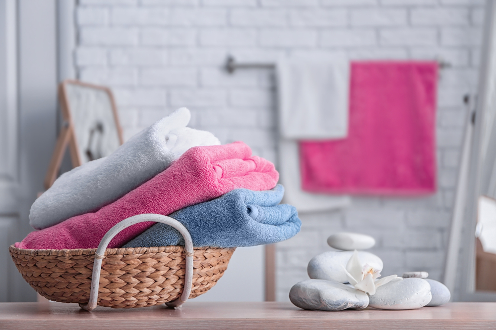 Stijlvol: handdoeken in een mandje in de badkamer