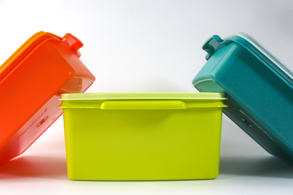 Plastic bewaarbakjes schoon krijgen: 4 tips om vieze geurtjes en vlekken te verwijderen